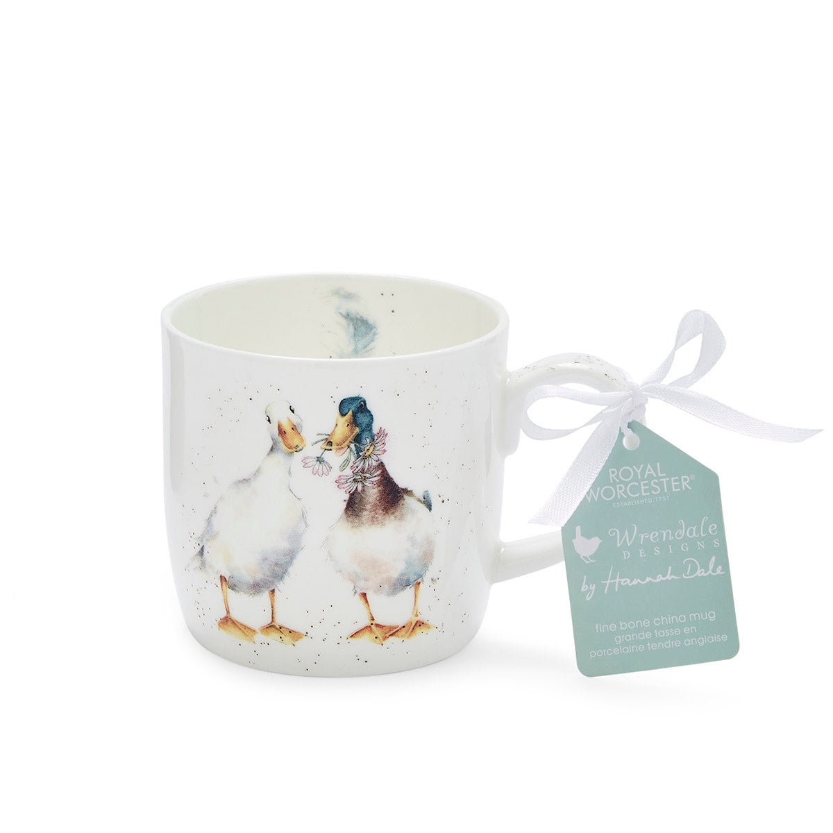 Mit ihrem charmanten Entenmotiv bringt diese Wrendale-Tasse von Royal Worcester eine natürliche Leichtigkeit auf den Tisch. Das detailreiche Aquarell von Hannah Dale zeigt zwei kuschelnde Enten und ist beidseitig aufgebracht. Eine kleine Feder im Inneren rundet das Design ab. Die Tasse ist mikrowellen- und spülmaschinenfest und bestens für den Alltag geeignet.