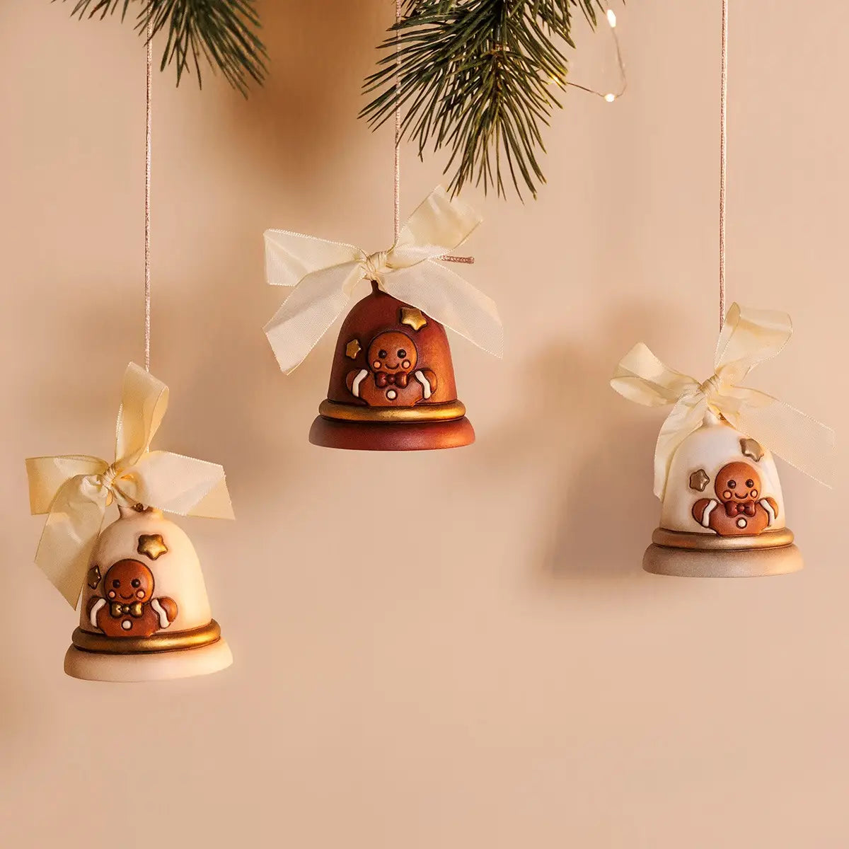 Detailansicht Thun Jahresglocke 2025, verziert mit Lebkuchenmann, liebevoll bemalte Keramikglocke für Sammler und Weihnachtsfans