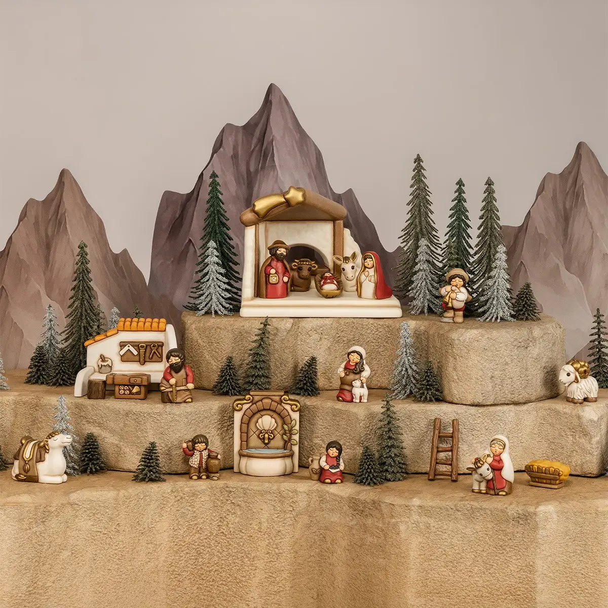 Liebevoll handbemalter THUN Zimmermann aus Keramik für die Weihnachtskrippe