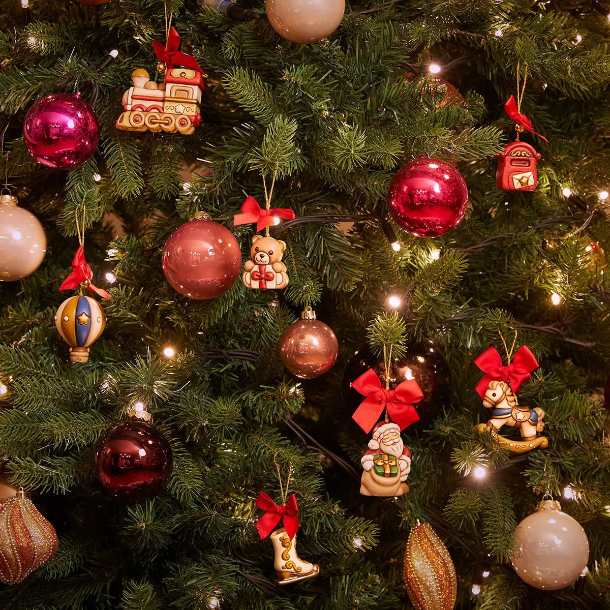 Traditioneller Weihnachtsbaumschmuck aus Keramik