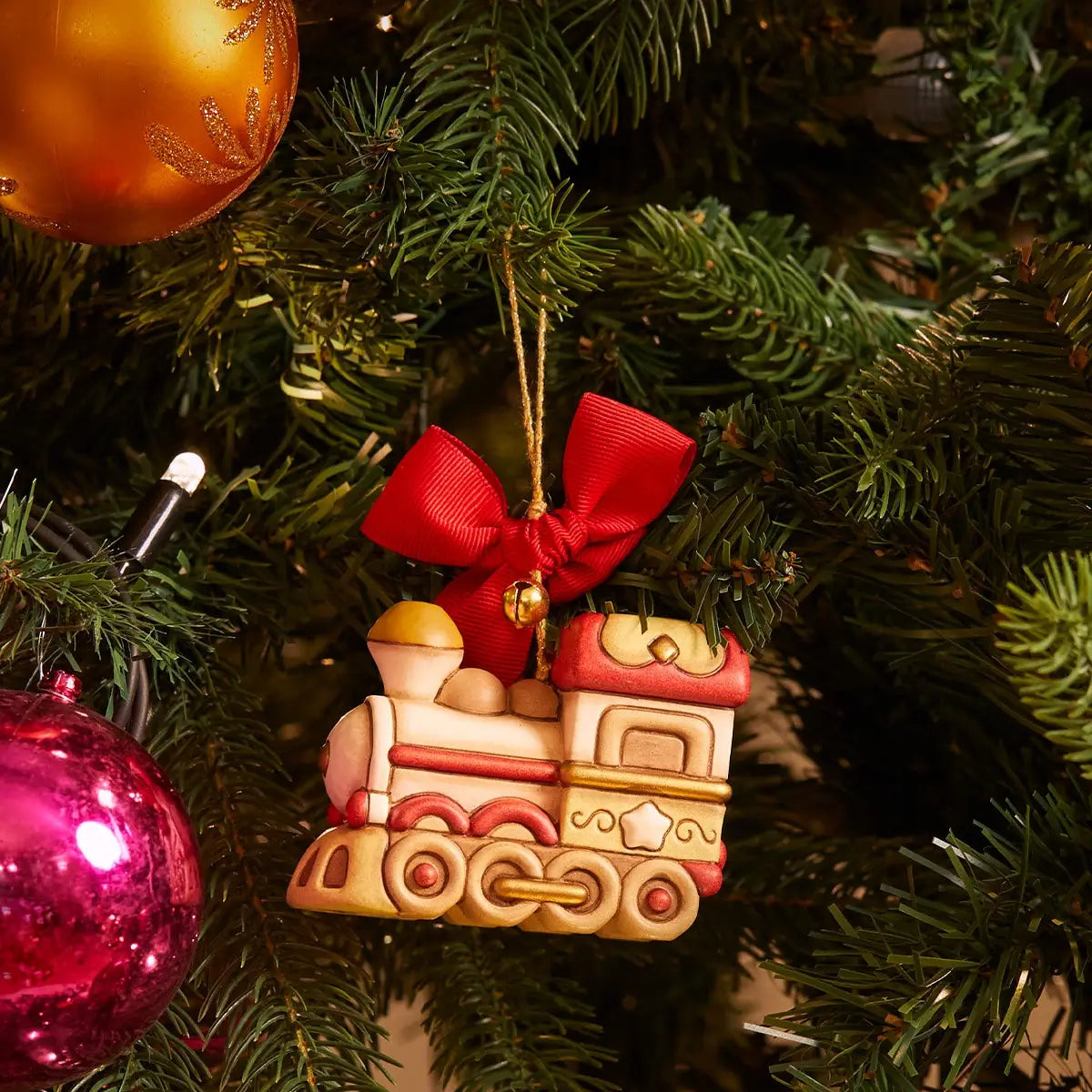 Keramiklokomotive als nostalgische Weihnachtsdekoration für den Weihnachtsbaum