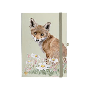 „Hochwertiges Notizbuch mit Fuchs-Motiv, farbig illustrierten Seiten, grünem Seitenmarker, Stiftschlaufe und goldveredelten Kanten, nachhaltig produziert.“