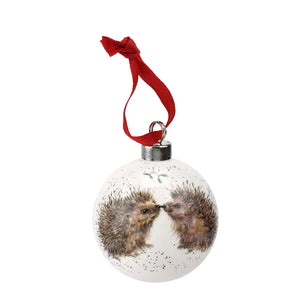 „Porzellankugel von Royal Worcester mit Wrendale Designs: zwei niedliche Igel unter einem Mistelzweig als festliche Weihnachtsdekoration.“