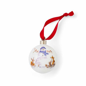 „Weihnachtskugel mit fröhlichem Schneemann und Waldtieren, hängend an rotem Band, verpackt in Geschenkbox – festliche Dekoration für den Weihnachtsbaum“