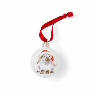 „Weiße Porzellankugel von Royal Worcester mit Wrendale Designs: niedliches Kaninchen in roter Wintermütze als Weihnachtsdekoration.“