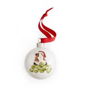 „Weihnachtskugel aus Bone China mit Illustration eines Meerschweinchens mit Weihnachtsmütze auf grünen Sprossen, aufgehängt an rotem Band, von Wrendale Designs“