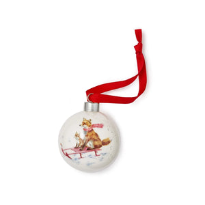 „Weihnachtskugel aus Bone China mit Illustration einer Schlittenfahrt, aufgehängt an rotem Band, von Wrendale Designs in Geschenkbox“