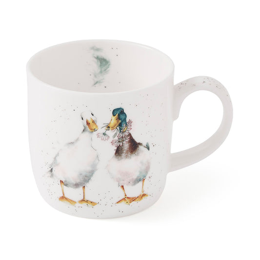 Die Tasse aus der Kollektion Wrendale Designs von Royal Worcester begeistert mit einer liebevollen Illustration von zwei aneinander gekuschelten Enten, handgemalt von der Aquarellkünstlerin Hannah Dale. Das Motiv ziert beide Seiten der Tasse, ergänzt durch eine feine Feder am Innenrand. Spülmaschinen- und mikrowellengeeignet – ideal für den täglichen Genuss.