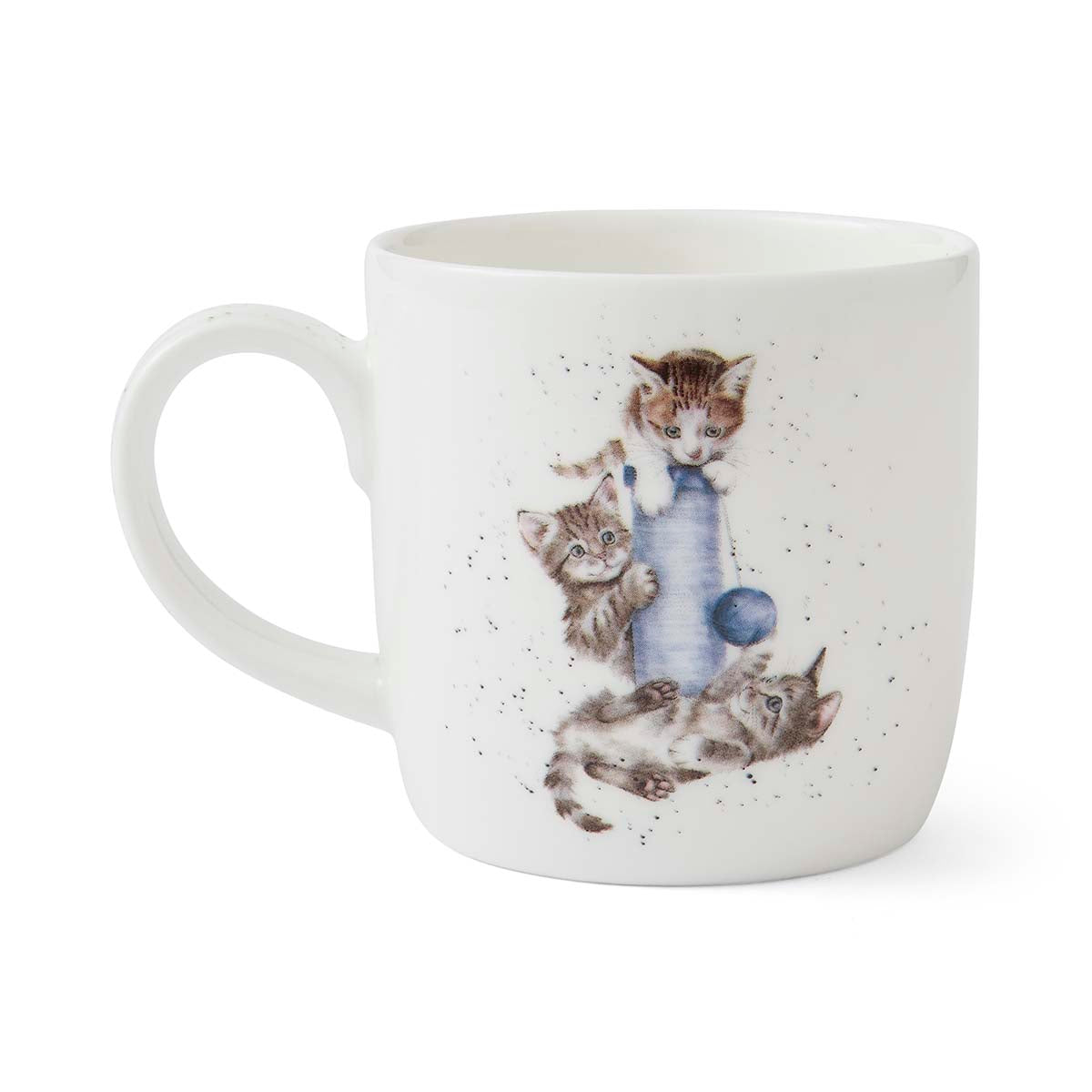 Charmante Tasse aus feinem Knochenporzellan mit Katzenmotiv von Hannah Dale. Vorderseite: viele Katzen auf einem rosafarbenen Stuhl, Rückseite: drei Kätzchen am Kratzbaum. Mikrowellen- und spülmaschinenfest – perfekt für den Alltag.