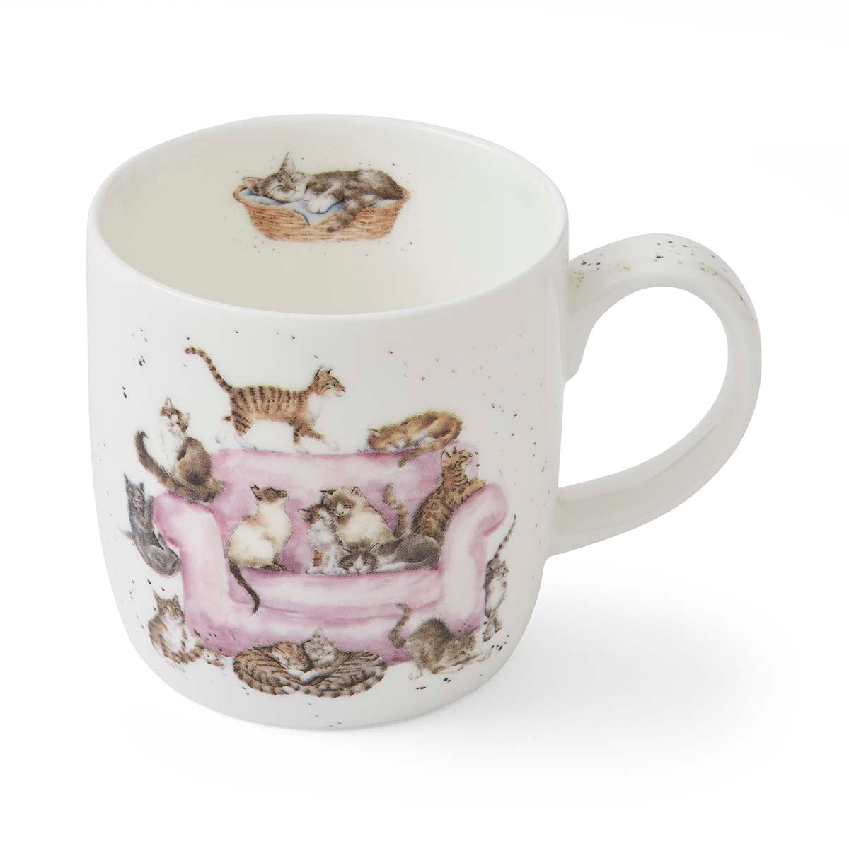 Becher aus feinem Knochenporzellan von Wrendale Designs mit Illustration von Hannah Dale: auf der Vorderseite sitzen viele niedliche Katzen auf einem rosafarbenen Stuhl, auf der Rückseite spielen drei Kätzchen um einen Kratzbaum. Perfekt für Katzenliebhaber.