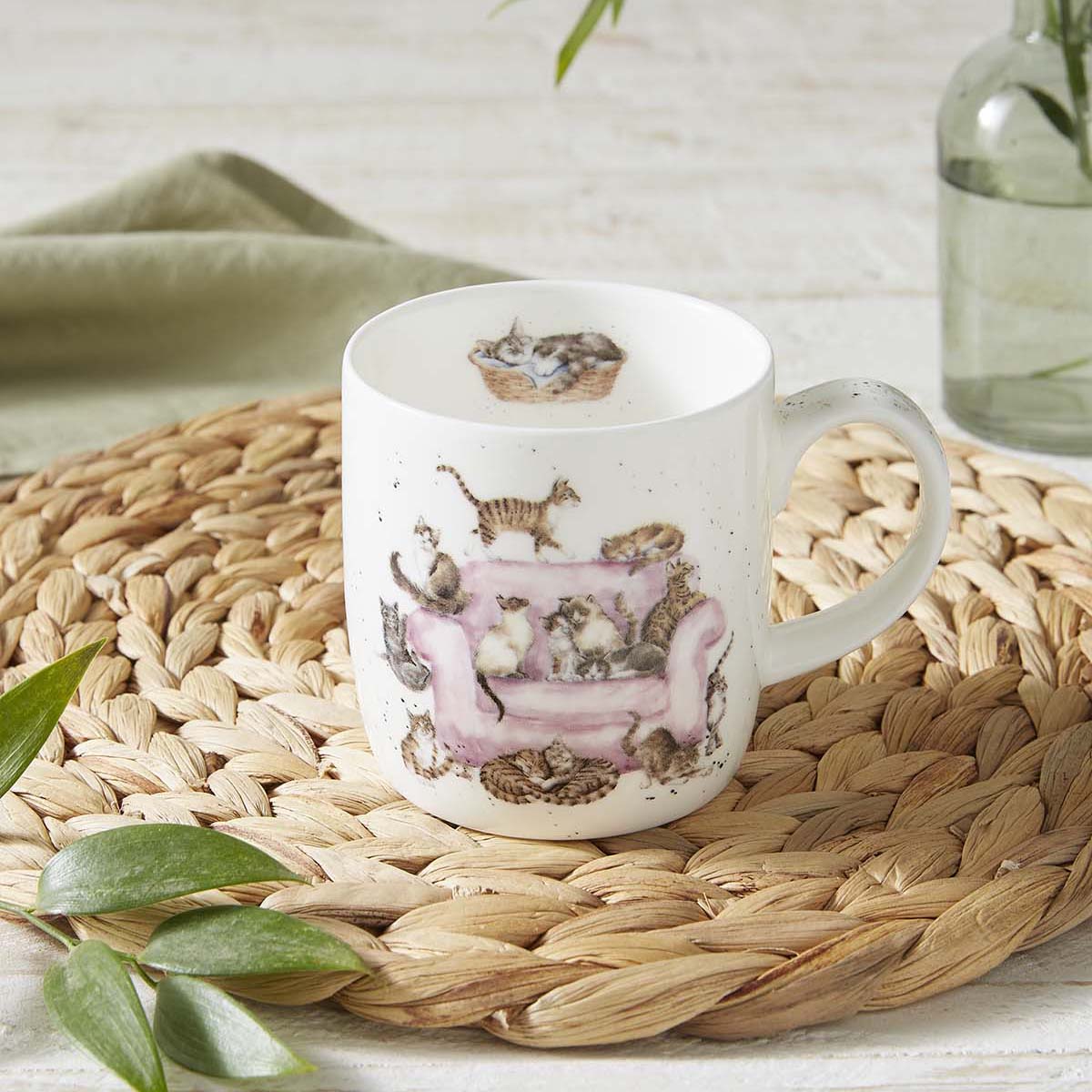 Katzen-Tasse aus Bone China von Wrendale Designs, handillustriert von Hannah Dale. Vorderseite: mehrere Katzen auf einem Stuhl, Rückseite: verspielte Kätzchen am Kratzbaum. Ideal als Geschenk für Katzenfreunde.