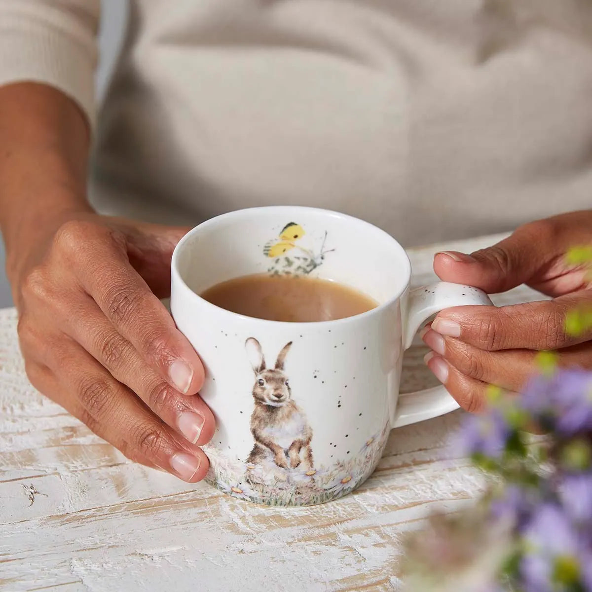 Tiermotiv-Tasse von Royal Worcester mit sitzendem Hasen und frühlingshaftem Blumenmotiv