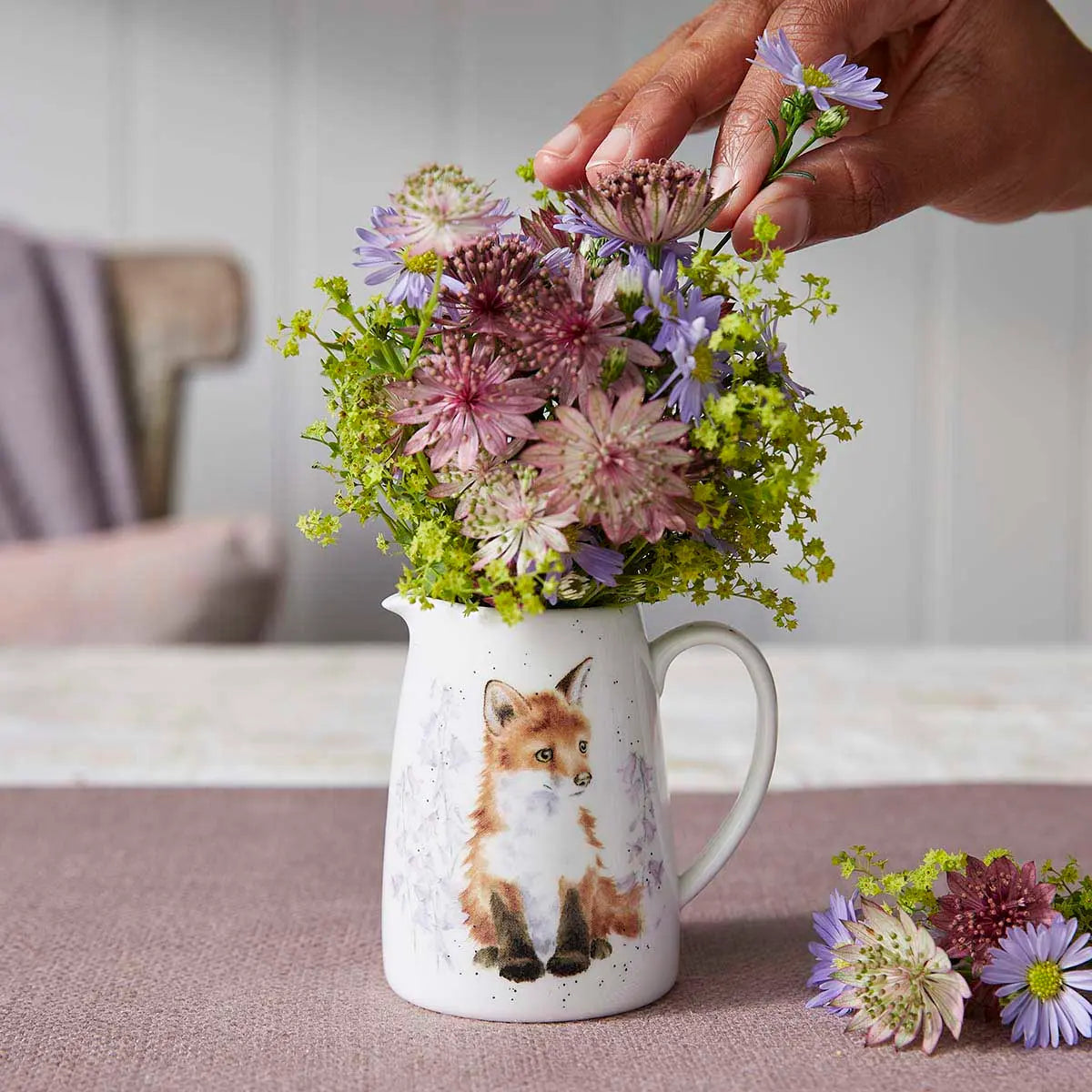 WNVM4393 Wrendale Designs „Contemplation“ Blumenkrug – Dekorativer Krug mit Fuchsjungemotiv