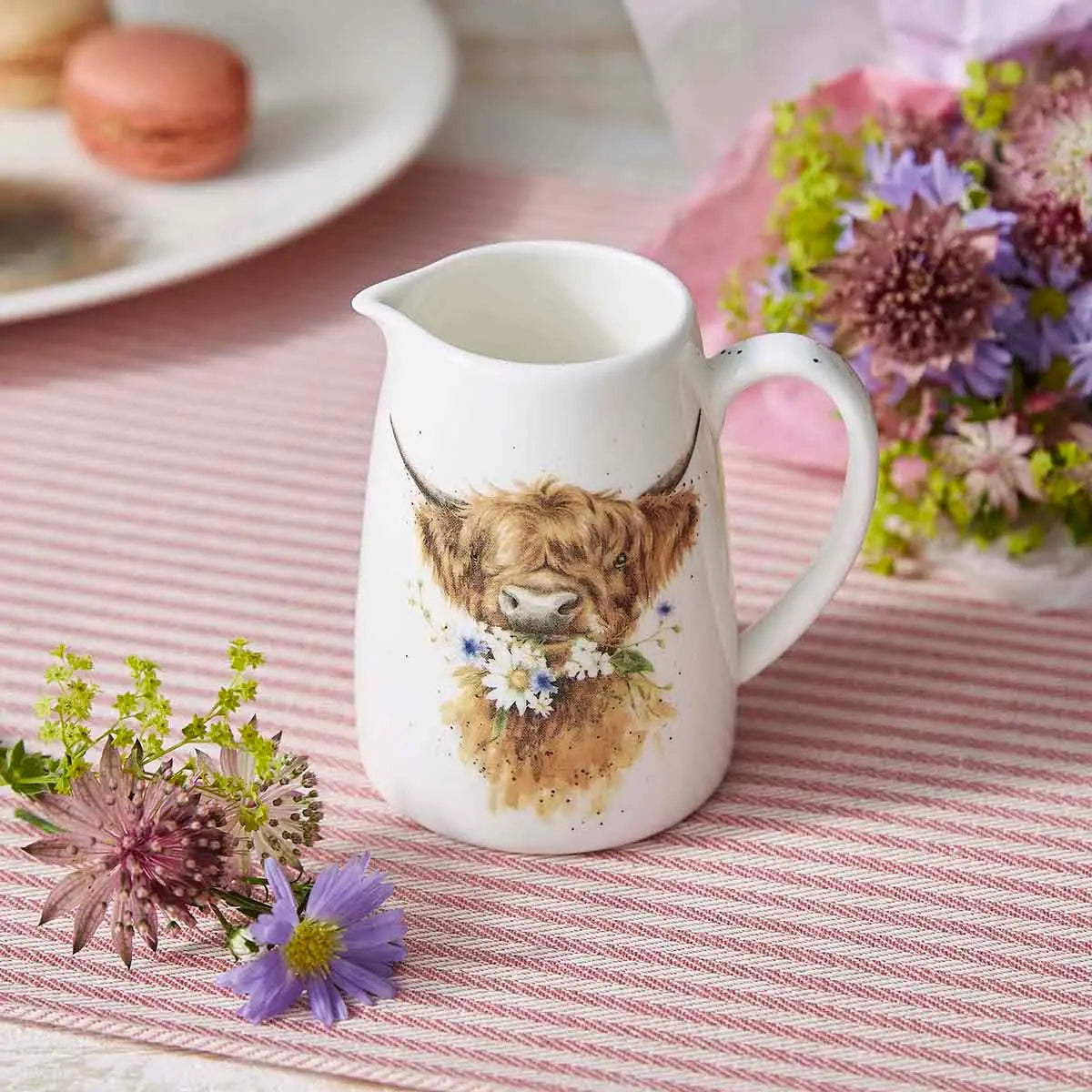 Fine Bone China Vase mit Highland-Rind und Gänseblümchen aus der Wrendale Designs Kollektion