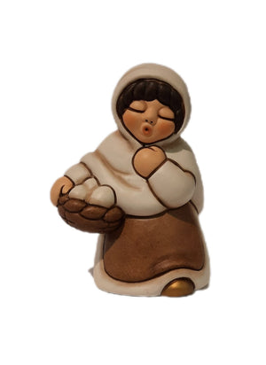 Thun Krippenfigur – Frau mit Eierkorb Freude an Weihnachten – Sammelfigur mit Herz