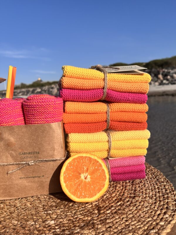 3 Stück gestrickte Wischtücher in orange Kombi.
Wunderschön gebunden mit Schnur und Etikett.

Wischtücher in Krausrippe gestrickt
um die Saugfähigkeit und Funktionalität zu optimieren.