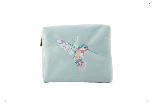„Kosmetiktasche aus recyceltem Polyester mit Stickmuster ‚Wisteria Wishes‘ in zarten Farben.“