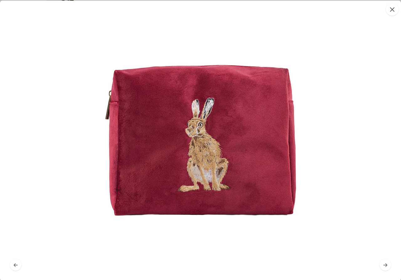 „Kosmetiktasche aus recyceltem Polyester mit gesticktem Golden-Hour-Motiv und weichem Stoff.“