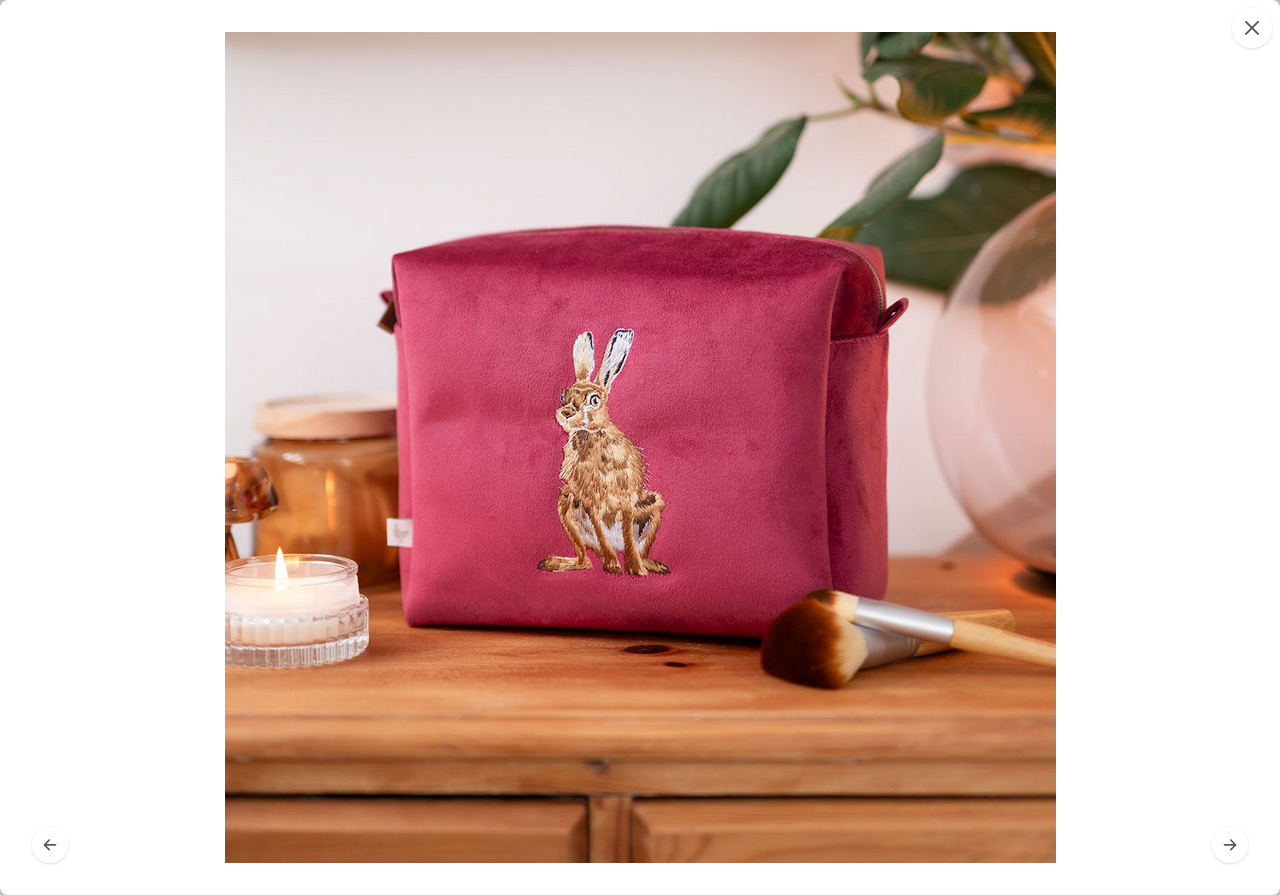 „Geräumige Kosmetiktasche mit Reißverschluss und dekorativem Golden-Hour-Stickdesign auf Vorder- und Rückseite.“