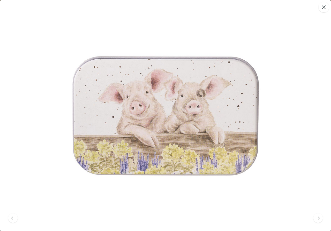Mini-Dose mit niedlichem Schweinchen-Motiv, rundum – auch innen – liebevoll verziert. Ideal zur Aufbewahrung von Tabletten, Schmuck oder kleinen Gegenständen. Maße: 95 × 60 × 20 mm.