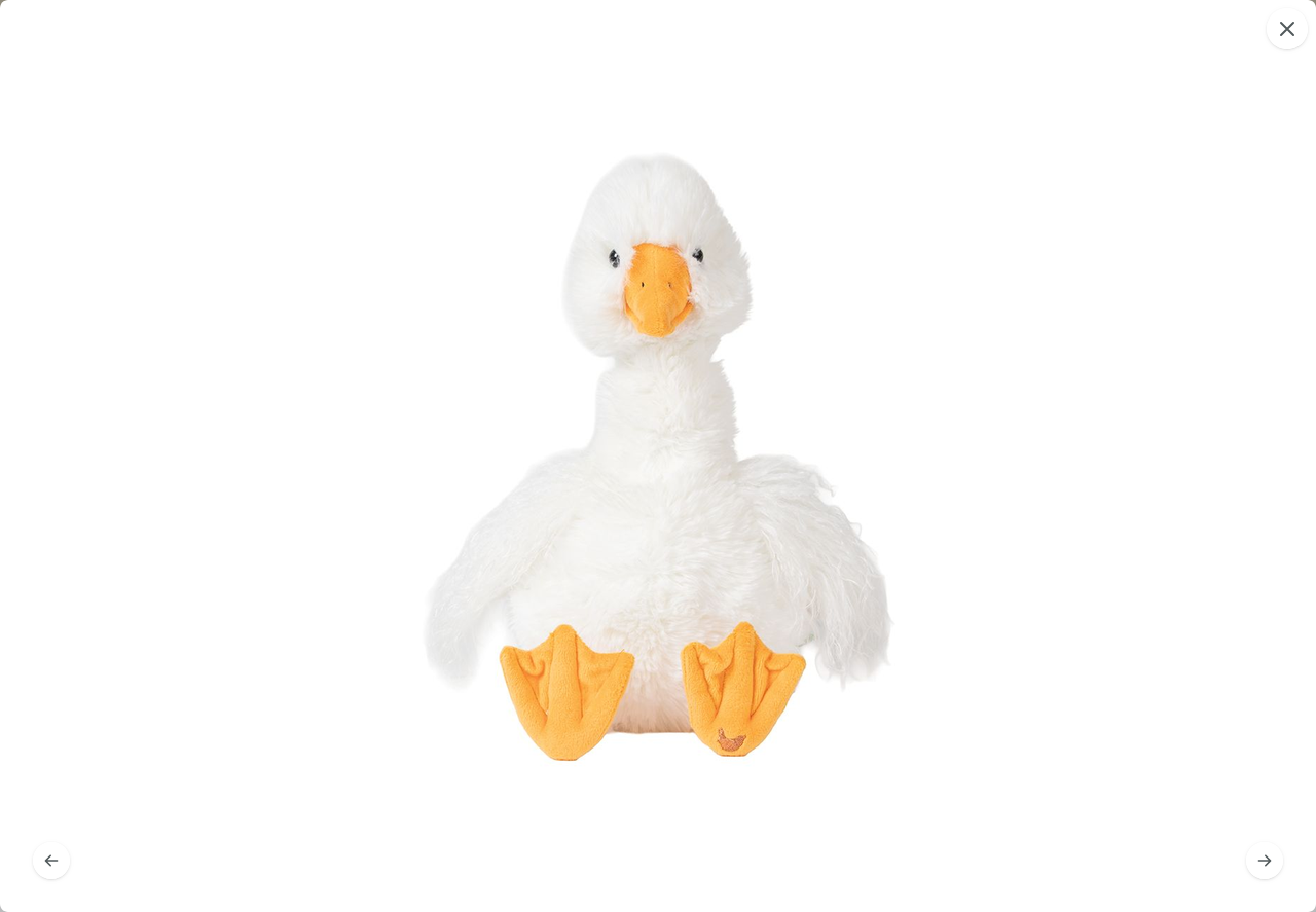 Plüschgans Pearl aus der Wrendale-Kollektion mit weichem Fell und „Friends since egghood“-Design.
