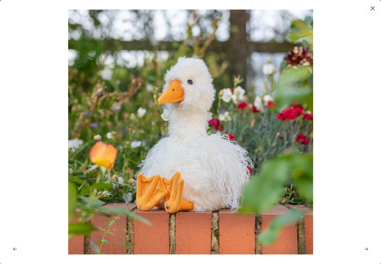Wrendale Plüschfigur Pearl, die Gans, als liebevolles Geschenk für Sammler und Tierliebhaber.