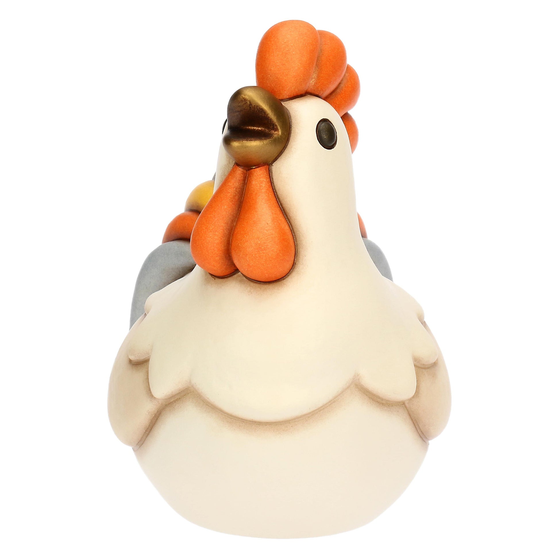 Der bunte Hahn von Thun ist ein lebendiges Symbol für Frühling und Erneuerung. Mit seinem farbenfrohen Gefieder in Rot, Blau, Grün und Gelb strahlt er Lebensfreude aus und passt perfekt zur Osterserie von Thun. Mit einem kräftigen „Kikeriki!“ ruft er den neuen Tag herbei und verkörpert die Frische des Frühlings. Dieses kunstvolle Stück, handgefertigt mit Liebe zum Detail, bringt Farbe und Fröhlichkeit in jedes Zuhause – sei es als Dekoration auf der Ostertafel oder im Garten.
Jedes Stück wird in der Thun-Ma