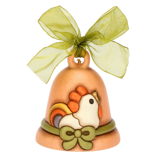 Die „Orange Glocke Limited Edition Keramik Ostern 2025“&nbsp;
von Thun ist ein wahrer Blickfang für die Osterzeit. Mit ihrem lebendigen Orange und dem eleganten Organzaschleifchen wird sie zu einem besonderen Highlight in jeder Osterdekoration. Das Motiv des Hahns, der in feinen Details kunstvoll umgesetzt ist, symbolisiert den Frühling und den Beginn neuer Tage. Diese limitierte Edition kombiniert Tradition und Modernität und eignet sich hervorragend als Sammelstück oder Geschenk. Jedes Exemplar ist ein ei