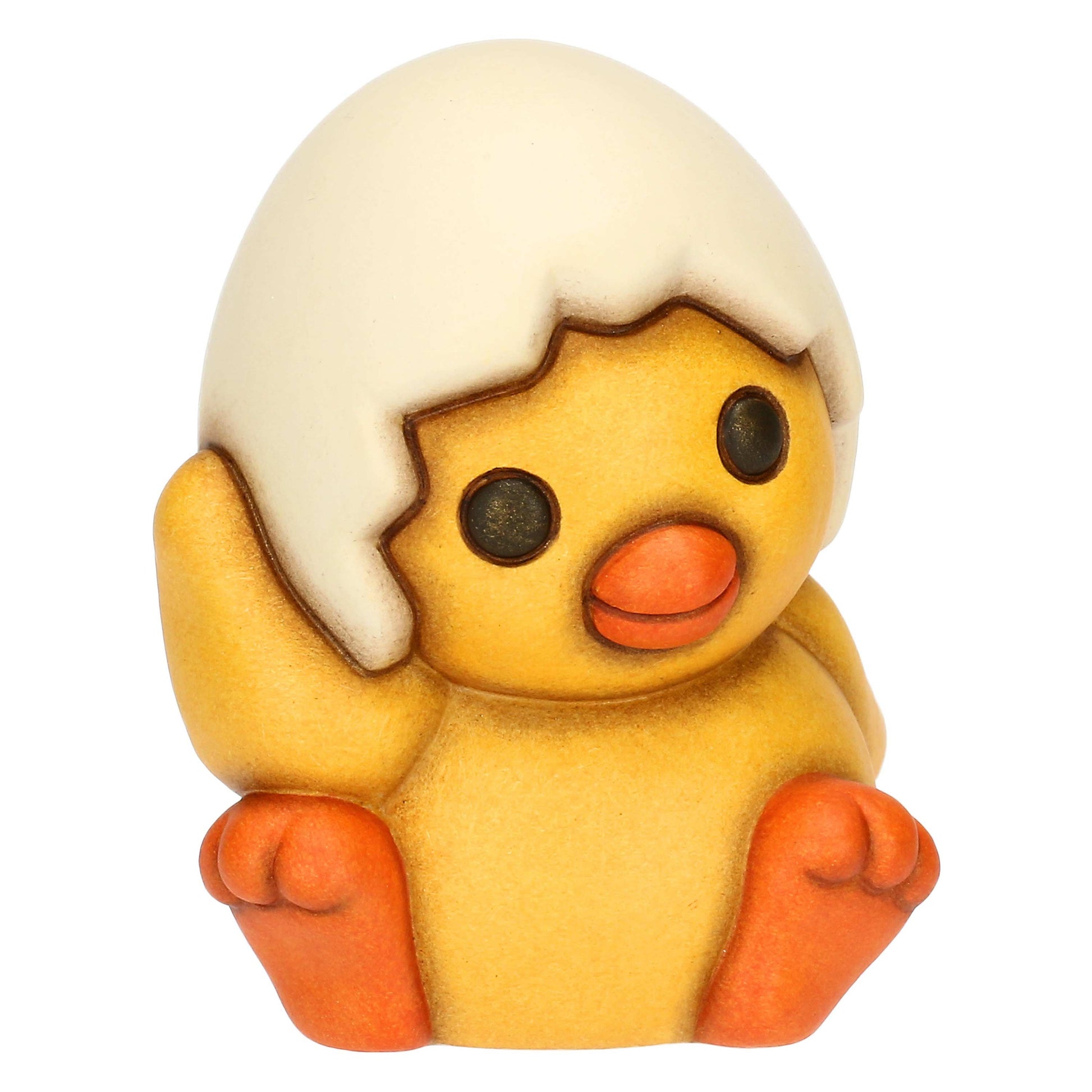 Das Polly Küken&nbsp;
von Thun ist ein bezauberndes Frühlingsmotiv aus der beliebten Osterserie. Mit seinem niedlichen, zarten Gesicht und der halben Eierschale auf dem Kopf, die ihm einen besonderen Charme verleiht, fängt es die Unschuld und Freude der Osterzeit perfekt ein. Das handgefertigte Küken symbolisiert den Neubeginn und das Erwachen der Natur. Es bringt eine fröhliche, verspielte Atmosphäre in jedes Zuhause und ist sowohl eine wunderbare Dekoration für die Ostertafel als auch ein liebevolles Gesc