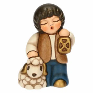 Thun Krippenfigur Kind mit Schaf und Laterne in blau