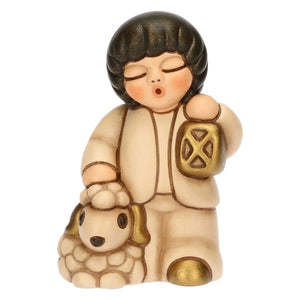 Thun Krippenfigur Kind mit Schaf und Laterne in champagner  komplett einfarbig mit etwas Gold