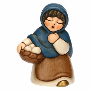 Thun Krippenfigur – Frau mit Eierkorb in blau