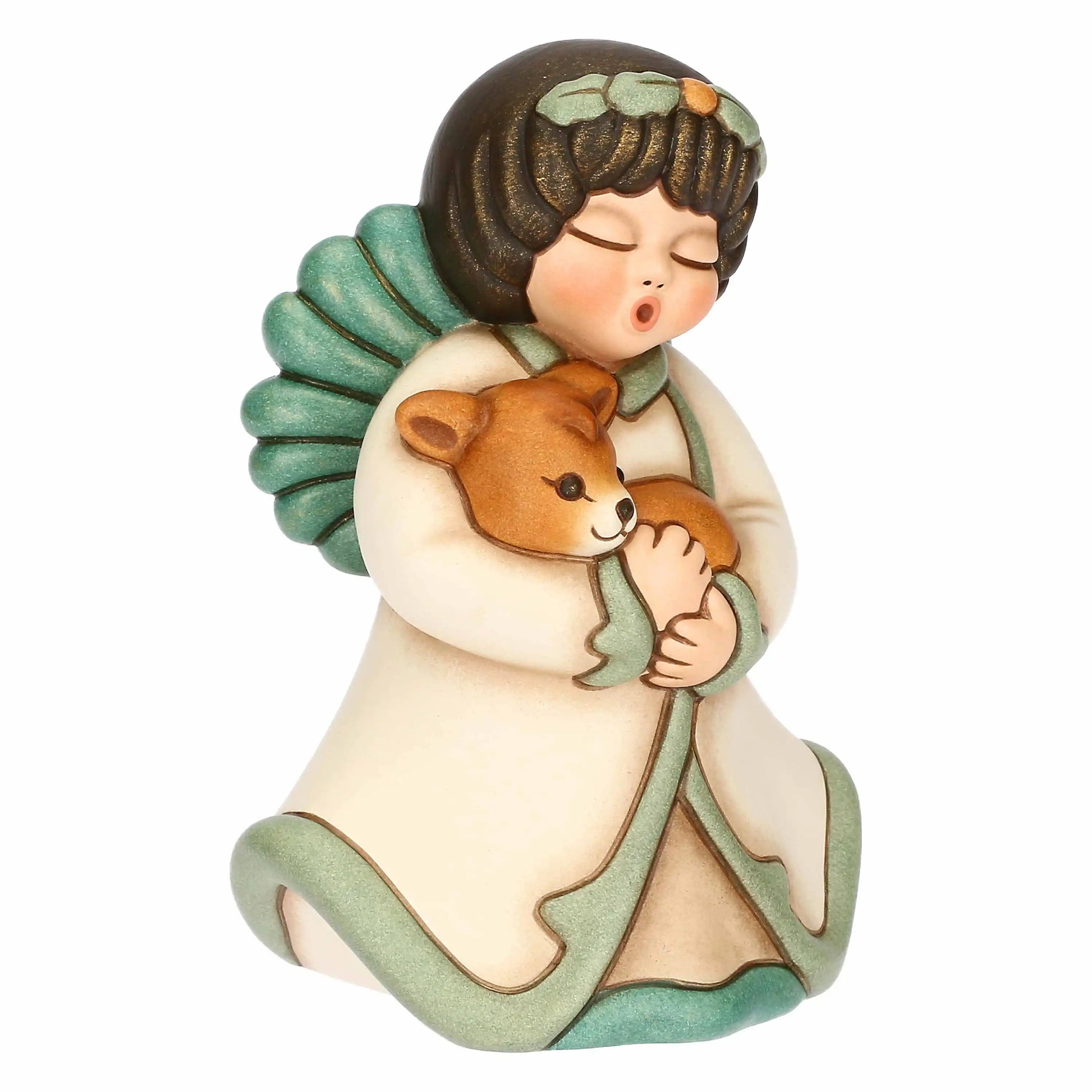 „Keramikengel in Naturtönen mit sanftem Gesichtsausdruck und kunstvollen Blütenakzenten.“