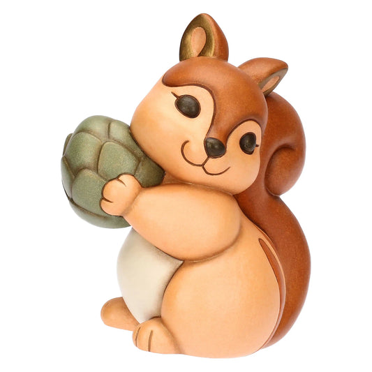 „Keramikfigur großes Diva-Eichhörnchen mit Tannenzapfen von THUN – detailreich, dekorativ und ideal zum Sammeln oder Verschenken.“