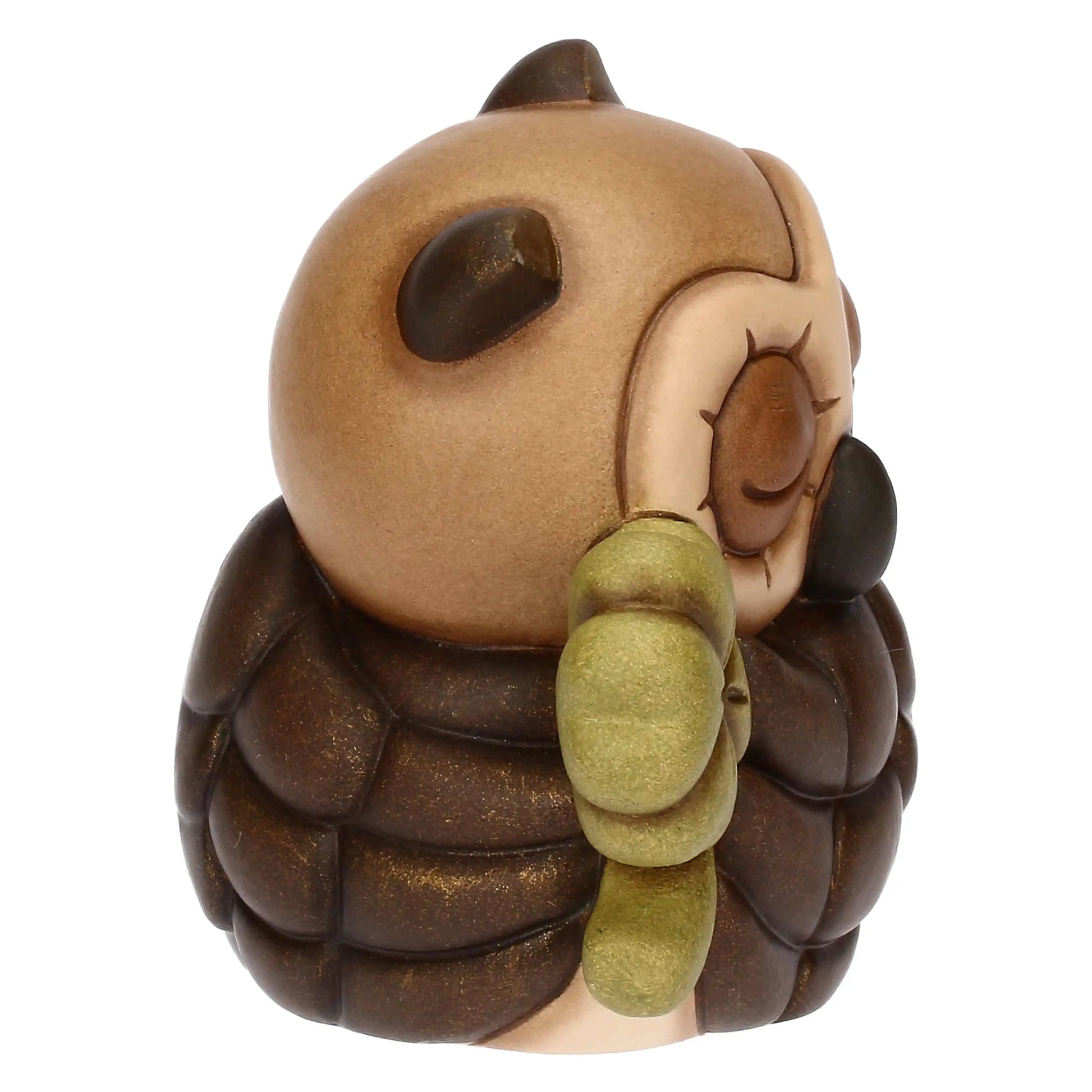 „Keramik Eule als Glücksbringer, mit Kleeblatt, feine Details und weiche Formen für kleine Wohnräume.“