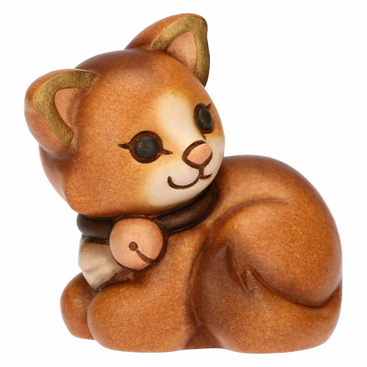 „Mini-Keramikkatze Leo, handgefertigt, mit weichen Linien und liebevollem Ausdruck.“