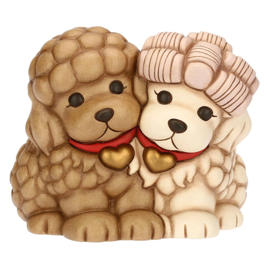 „Großes, handbemaltes Keramik-Pudelpaar, zwei elegante Pudel stehen nebeneinander und blicken sich liebevoll an.“