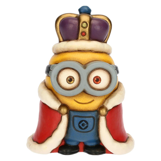 Bob Minion als König von England mit Krone im Buckingham Palace aus dem Film Minions