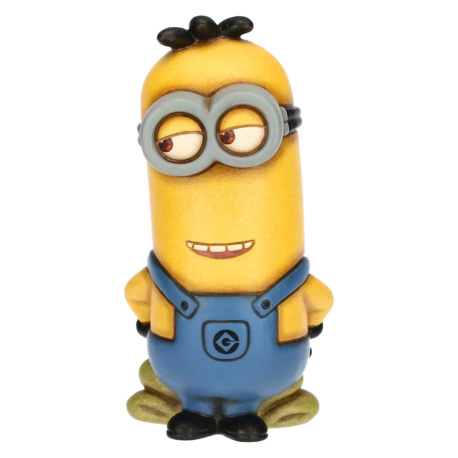 Kevin Minion aus dem Film Minions mit zwei Augen und blauer Latzhose in stehender Pose