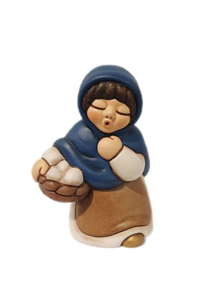 Thun Krippenfigur – Frau mit Eierkorb Freude an Weihnachten – Sammelfigur mit Herz