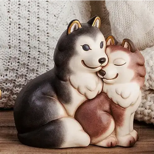 „Zwei Huskys aus original Thun Keramik, detailreich handbemalt – dekorative Geschenkidee für Tierliebhaber und Sammler.“