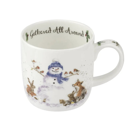 „Wrendale Designs Weihnachtstasse aus feinem Knochenporzellan mit Schneemann und Tieren im Aquarellstil, Schriftzug ‚Gathered All Around‘ innen, 0,31 l, spülmaschinen- und mikrowellengeeignet.“