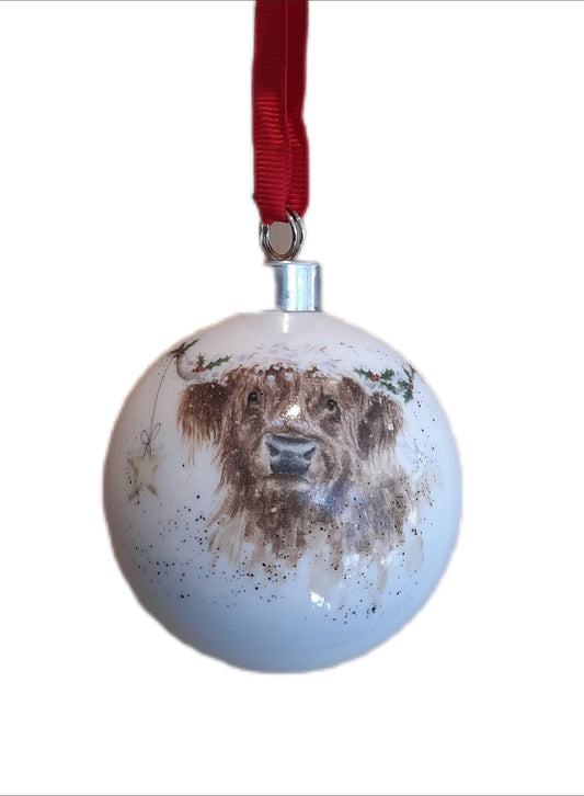 „Weihnachtskugel aus Bone China Porzellan mit Motiv von Hanna Dale: Hochlandrind mit Mistelzweigen an den Hörnern und goldenem Stern.“