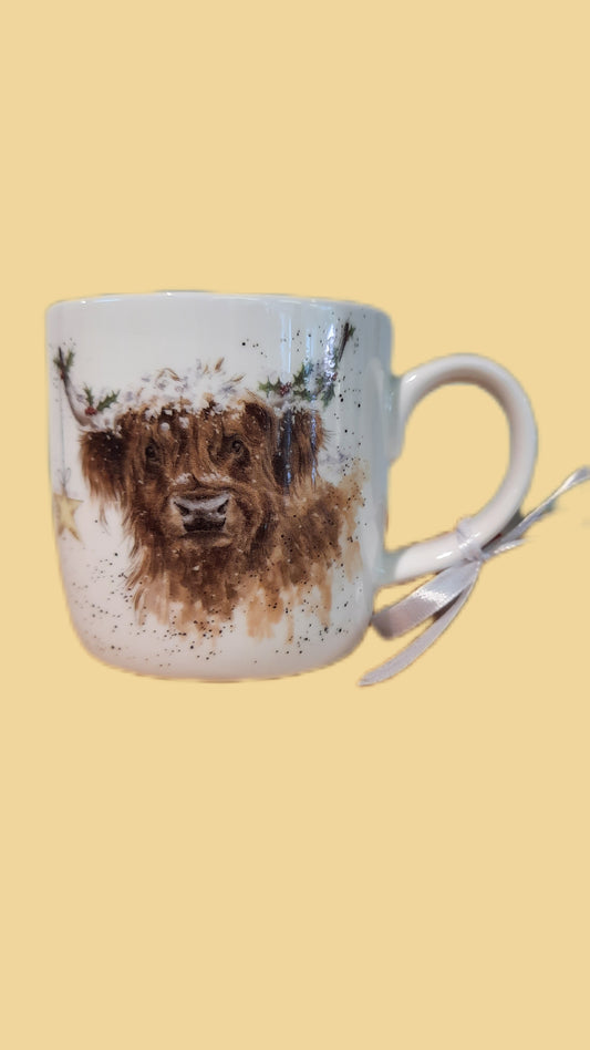 „Feine Bone-China-Tasse mit Hochlandrind-Motiv der Künstlerin Hanna Dale, 310 ml, 8 cm hoch.“