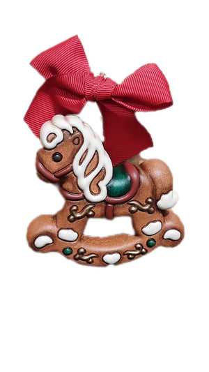  Dieses Schaukelpferd aus der Thun Weihnachtskollektion begeistert mit seiner liebevollen Lebkuchenoptik und detailreichen Gestaltung. 