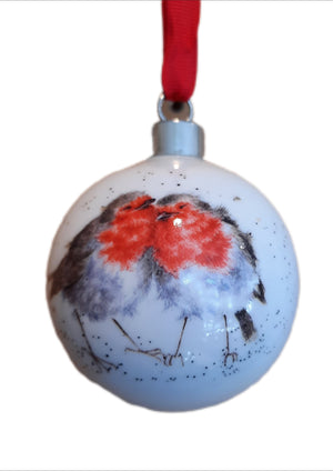 „Weihnachtskugel aus feinem Bone China mit zwei Rotkehlchen, dekoriert mit Bändern und Metall, 9 x 7 x 7 cm.“