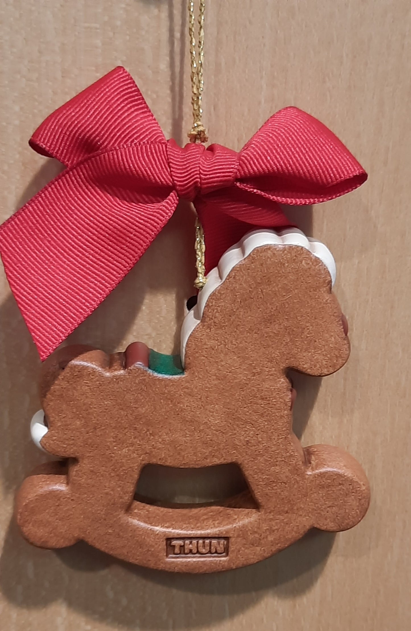  Dieses Schaukelpferd aus der Thun Weihnachtskollektion begeistert mit seiner liebevollen Lebkuchenoptik und detailreichen Gestaltung. 