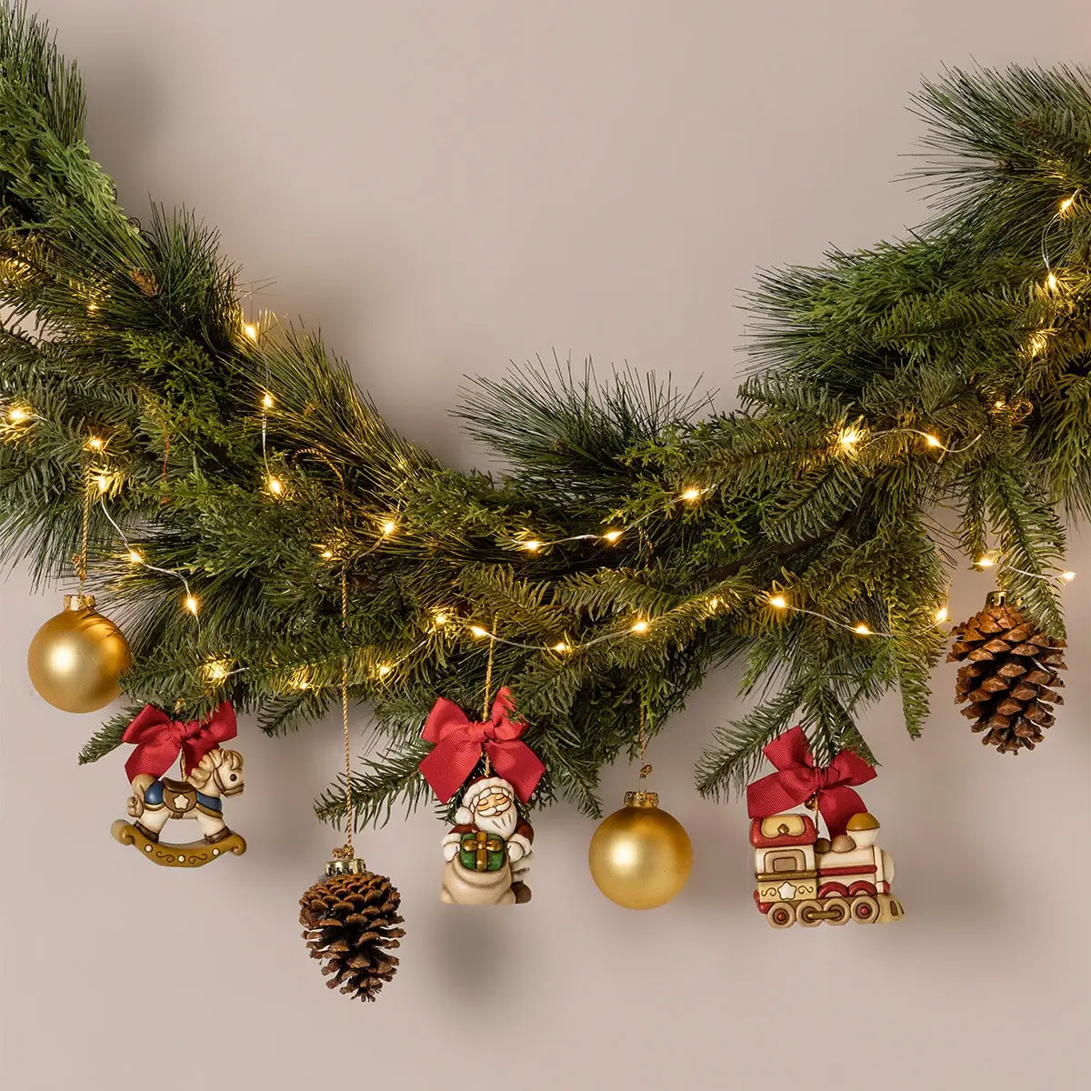Keramikhaus als nostalgische Weihnachtsdekoration für den Weihnachtsbaum