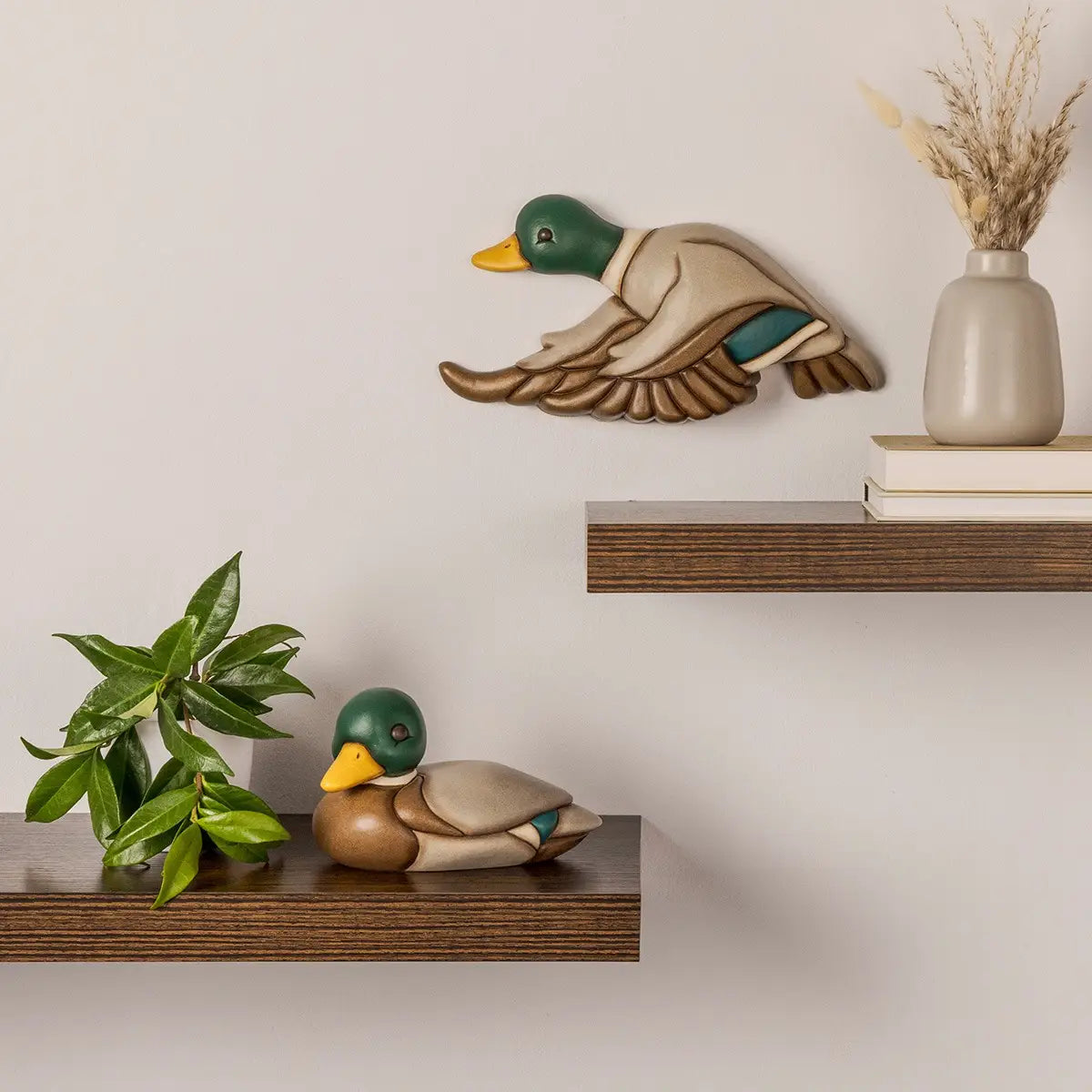 Elegante Keramik Stockente als natürlicher Blickfang im Wohnbereich