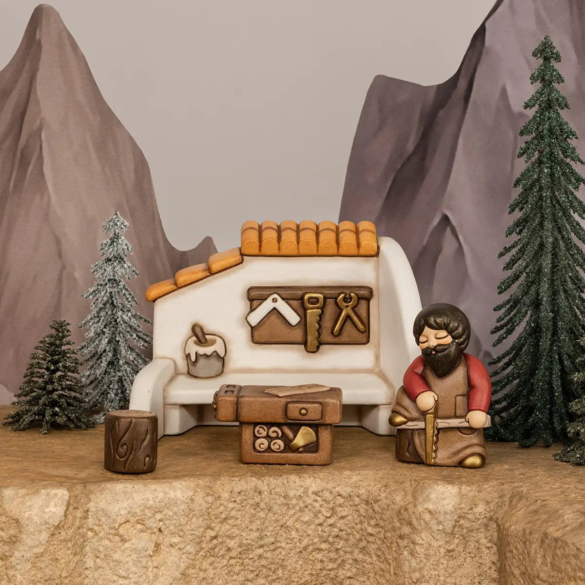 Traditionelle Schreinerwerkstatt aus Keramik für die THUN Weihnachtskrippe